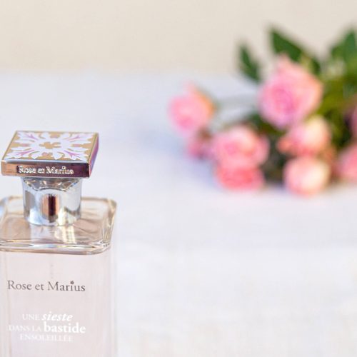 Cele mai graţioase accesorii: un zâmbet şi o picătură de parfum