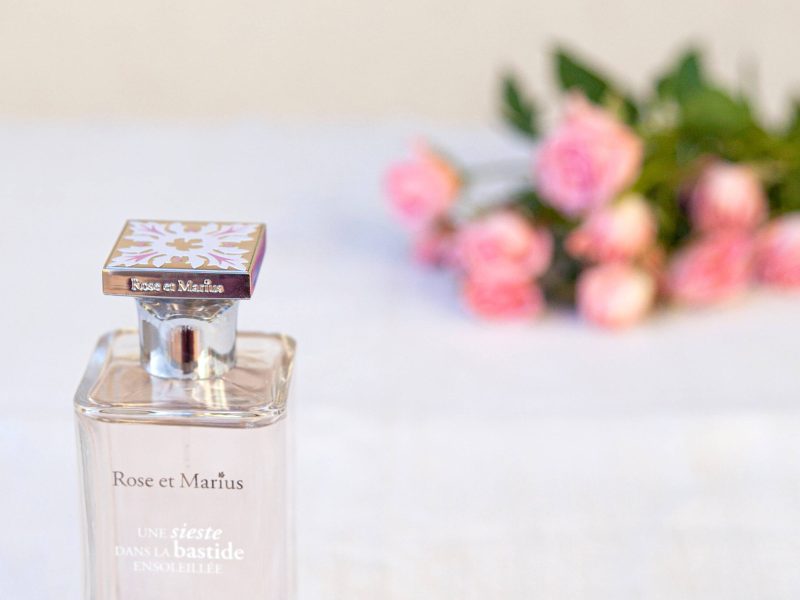 Cele mai graţioase accesorii: un zâmbet şi o picătură de parfum